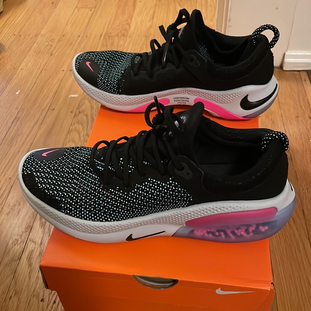 Brand new Nike Womens Joyride Run Flyknit. Size 8. Originally $180.